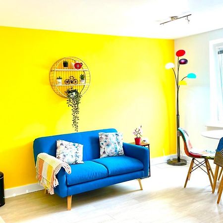 Ferienwohnung Modern Townhouse, Sleeps 4 With Parking Wakefield Exterior foto