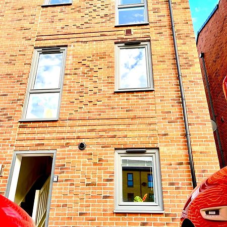 Ferienwohnung Modern Townhouse, Sleeps 4 With Parking Wakefield Exterior foto