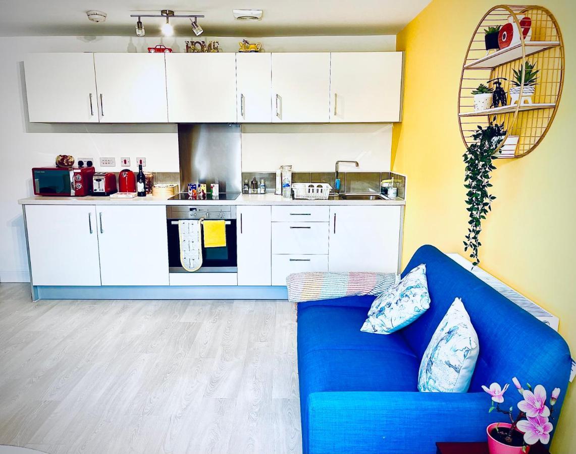 Ferienwohnung Modern Townhouse, Sleeps 4 With Parking Wakefield Exterior foto