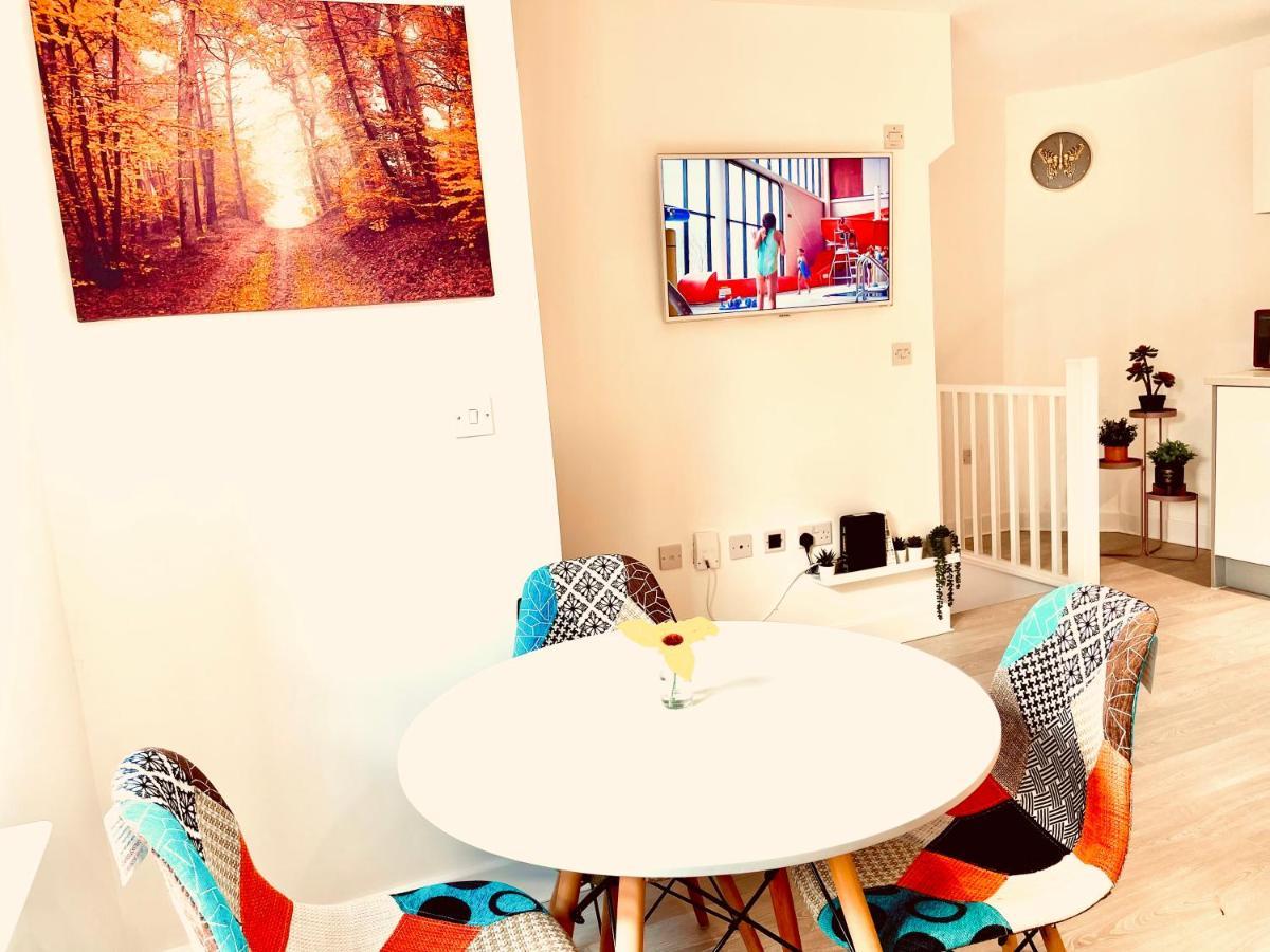 Ferienwohnung Modern Townhouse, Sleeps 4 With Parking Wakefield Exterior foto