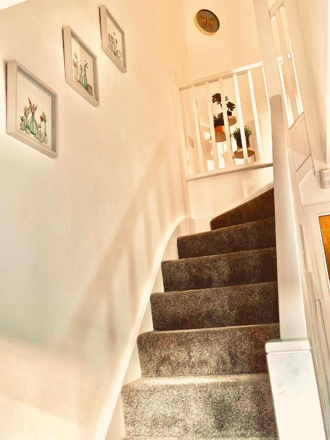 Ferienwohnung Modern Townhouse, Sleeps 4 With Parking Wakefield Exterior foto